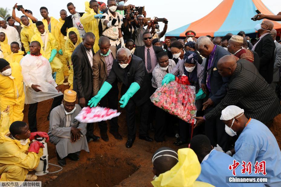 塞拉利昂300多名泥石流遇难者葬礼举行