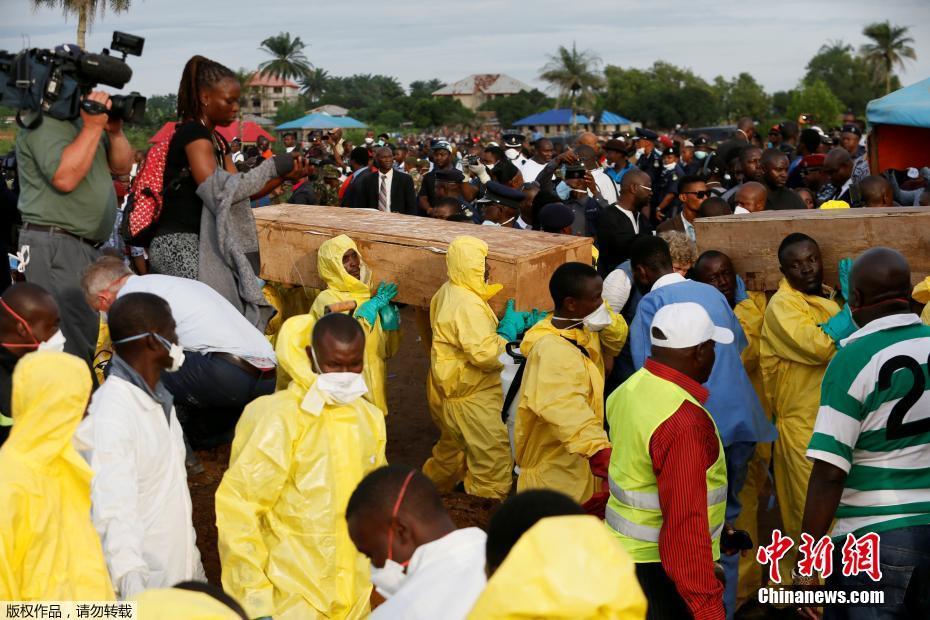 塞拉利昂300多名泥石流遇难者葬礼举行