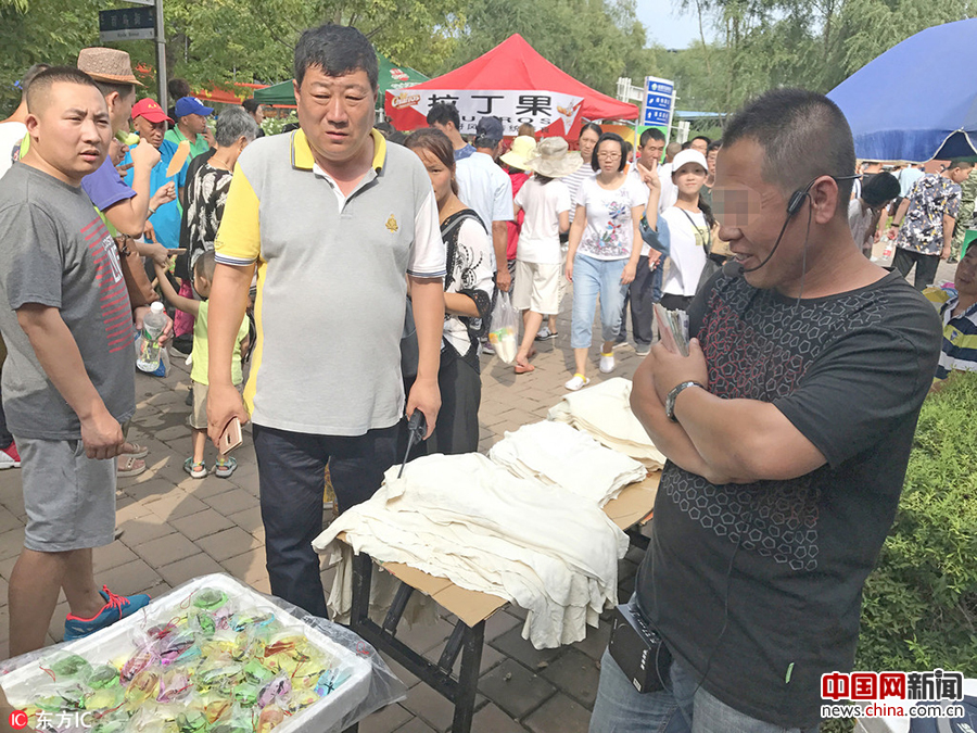 活鱼被做手机挂饰出售 游客怒斥商贩太残忍