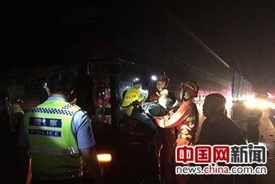 客车撞上隔音墙45人被困 南京消防急营救