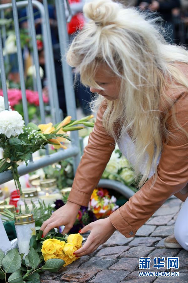 8月19日，人们聚集在芬兰图尔库市中心悼念持刀行凶事件的遇难者。