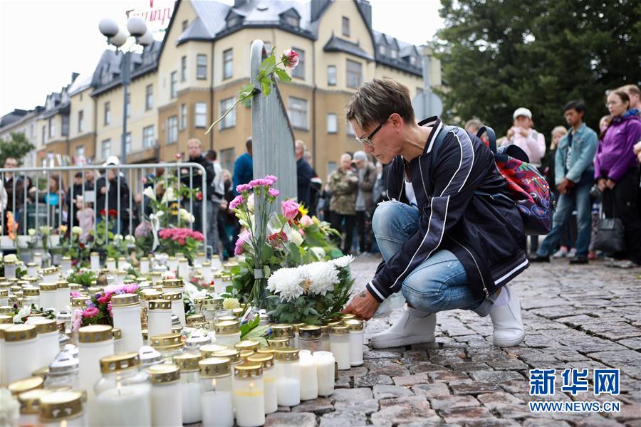 8月19日，人们聚集在芬兰图尔库市中心悼念持刀行凶事件的遇难者。