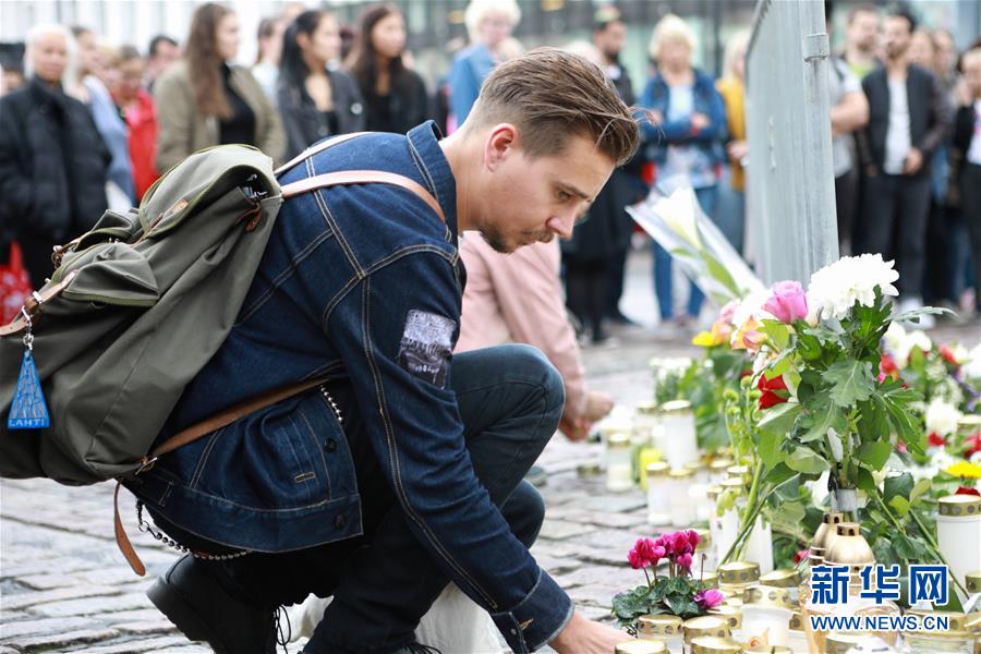 8月19日，人们聚集在芬兰图尔库市中心悼念持刀行凶事件的遇难者。