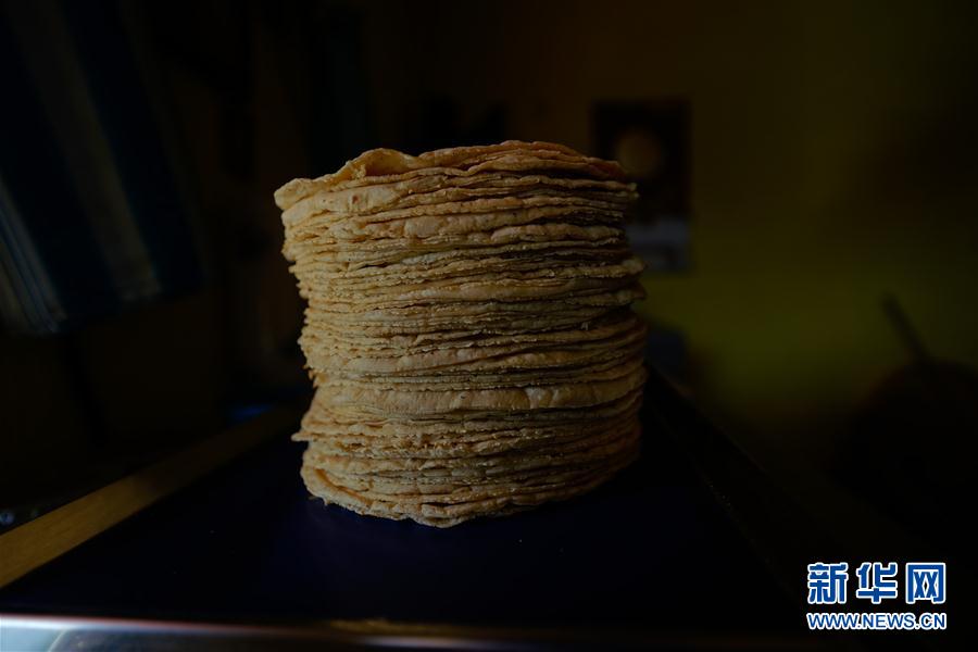 这是8月15日在墨西哥首都墨西哥城圣佩德罗阿托克潘磨坊内拍摄的刚出炉的玉米饼。