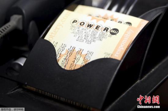 资料图:美国民众排队抢购劲球(Powerball)彩票。