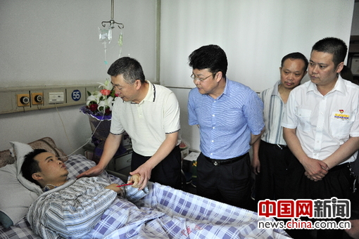 荣昌区委常委、宣传部长赵天智，副区长李雅洁代表区委、区政府看望徐前凯。