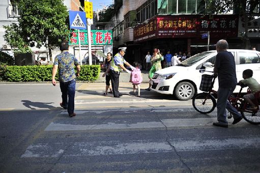 老范帮助独行儿童过马路。 老范帮助独行儿童过马路。