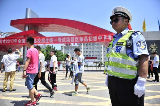 6月7日上午语文考试结束后,考试走出校门,老范默默守候。 6月7日上午语文考试结束后,考试走出校门,老范默默守候。