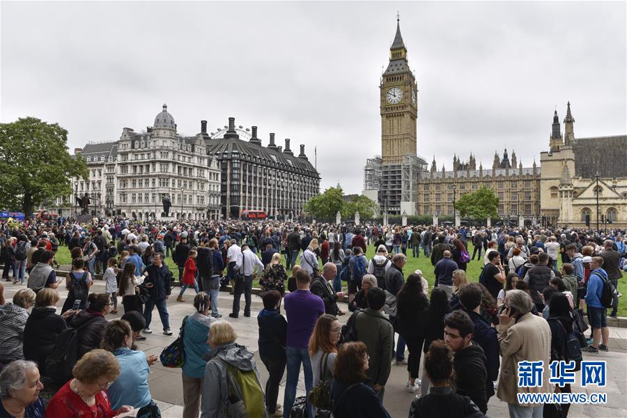 8月21日，在英国伦敦，游客聚集在“大本钟”前，等待“大本钟”大修前最后一次报时。