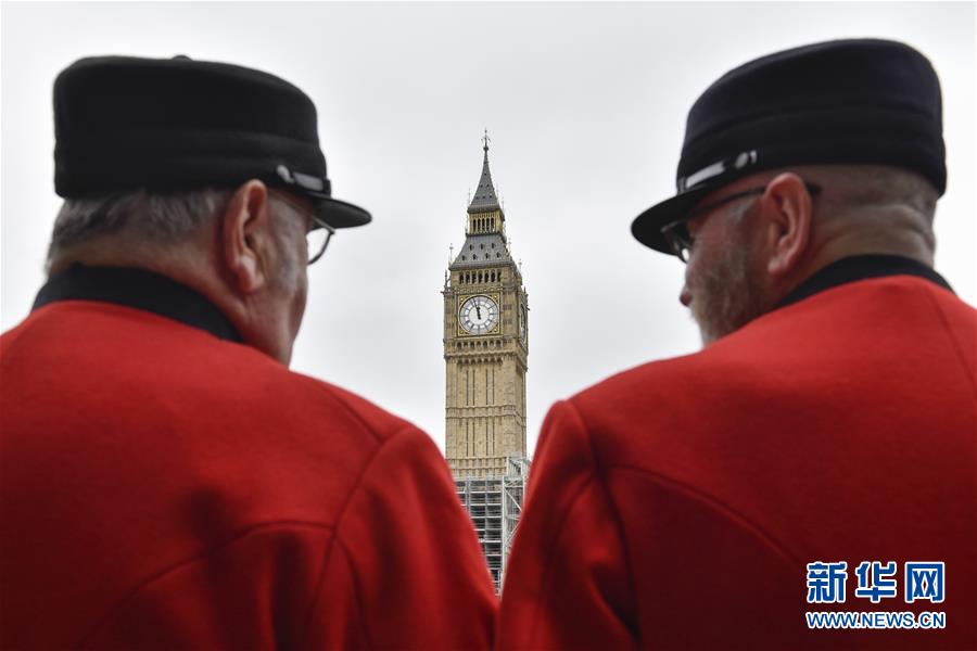 8月21日，在英国伦敦，游客聚集在“大本钟”前，等待“大本钟”大修前最后一次报时。
