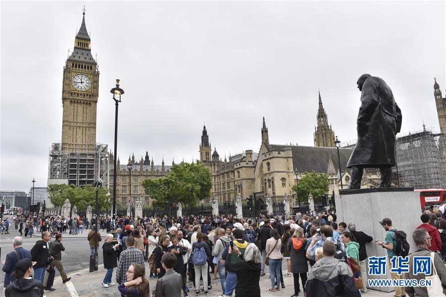8月21日，在英国伦敦，游客聚集在“大本钟”前，等待“大本钟”大修前最后一次报时。 