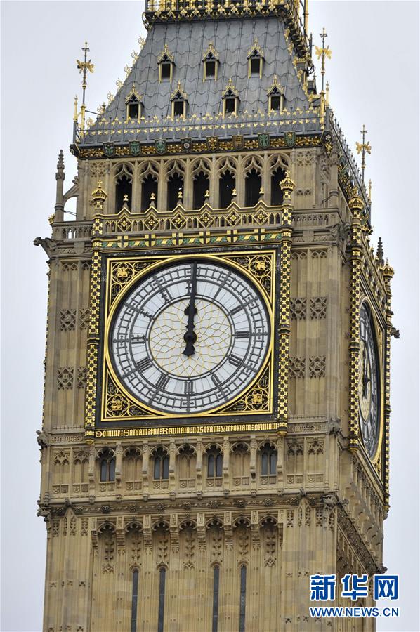8月21日，在英国伦敦，游客聚集在“大本钟”前，等待“大本钟”大修前最后一次报时。 