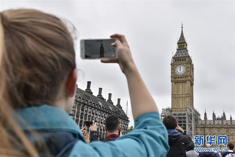 8月21日，在英国伦敦，一名游客在拍摄“大本钟”。 