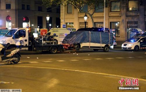 當地時間8月17日，西班牙巴塞羅那發生撞人事件，肇事車輛被拖走