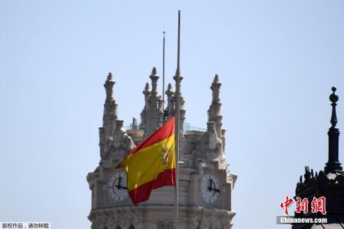 當地時間2017年8月18日，巴塞羅那恐怖襲擊發生後，西班牙馬德里西貝雷斯宮外降半旗致哀。