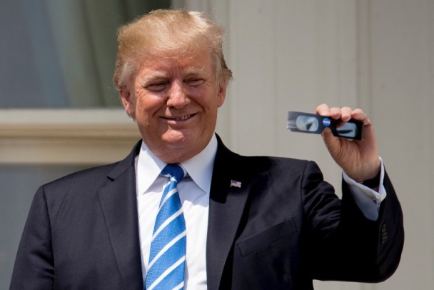 霸气美国迎百年一遇日全食特朗普用肉眼观看