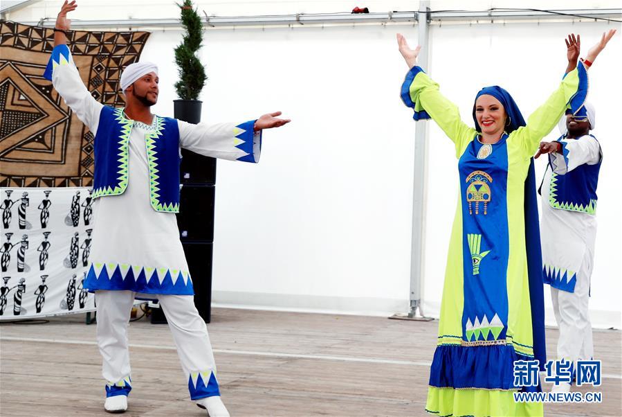 8月21日，在奥地利维也纳，演员在“非洲风情节”上表演舞蹈。