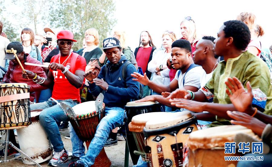 8月21日，在奥地利维也纳，人们在“非洲风情节”上观看非洲鼓演奏。