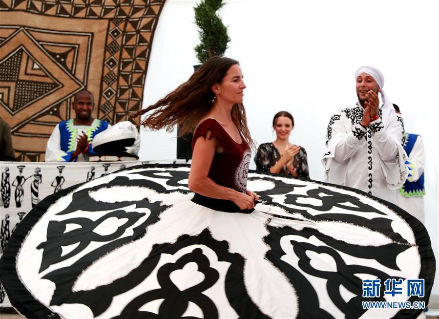 8月21日，在奥地利维也纳，一名参观者在“非洲风情节”上学跳舞蹈。