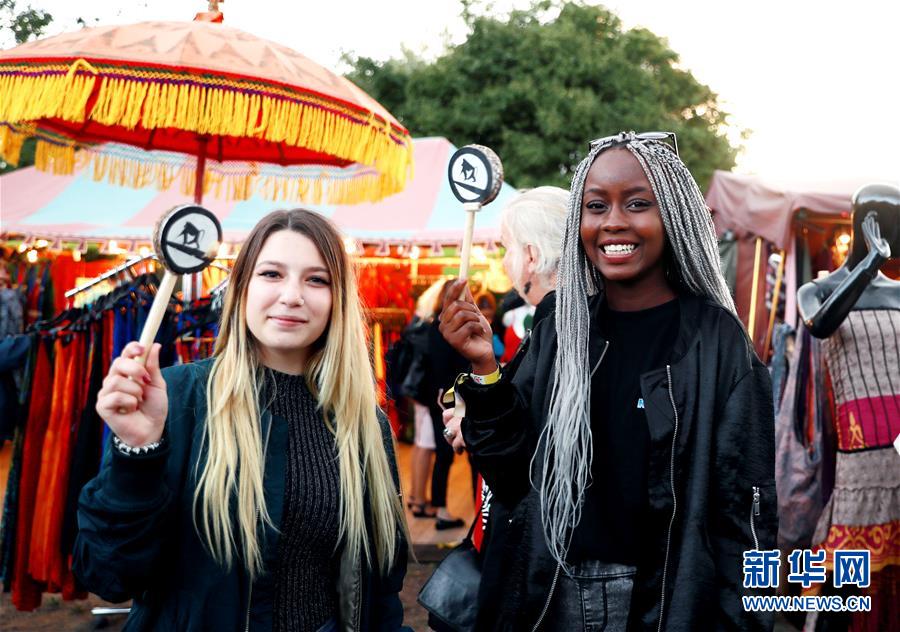 8月21日，在奥地利维也纳，两名女子在“非洲风情节”上推销特色商品。