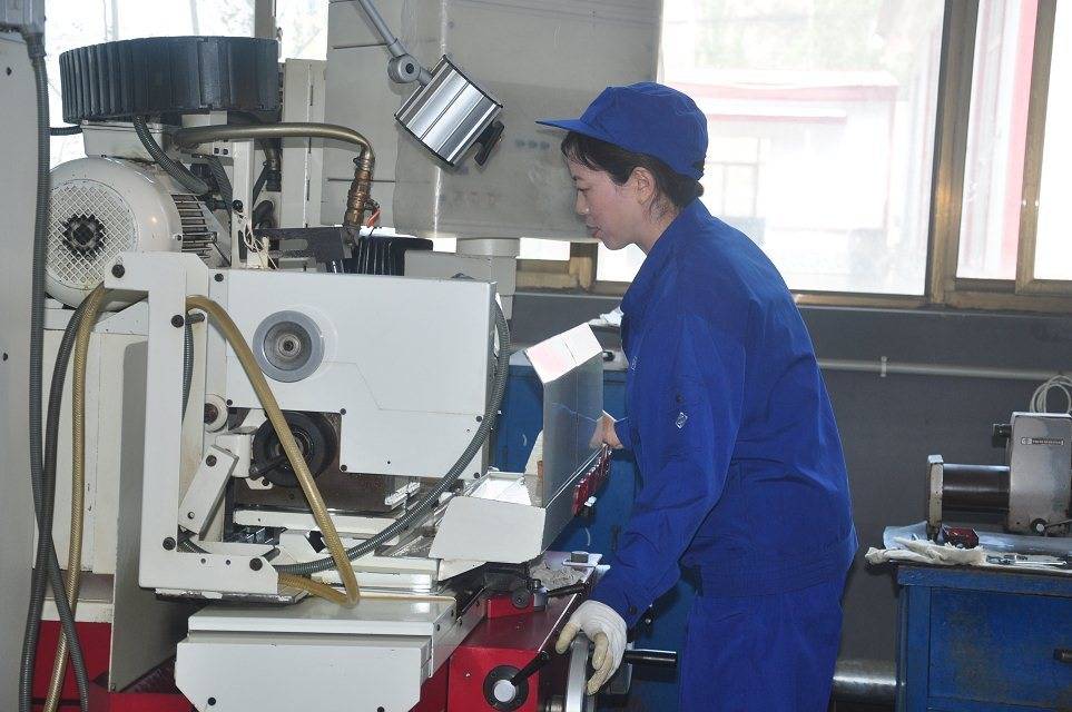 这个女匠人干起活来，厂里男匠人只能旁边看