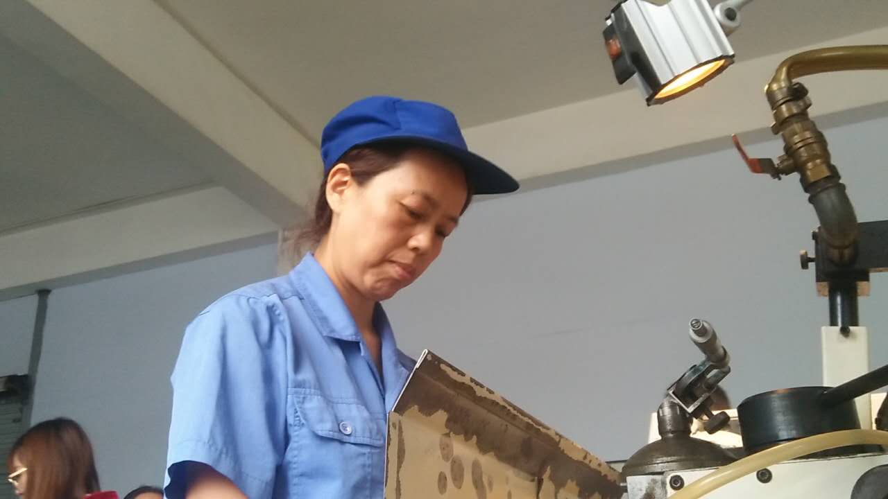 这个女匠人干起活来，厂里男匠人只能旁边看