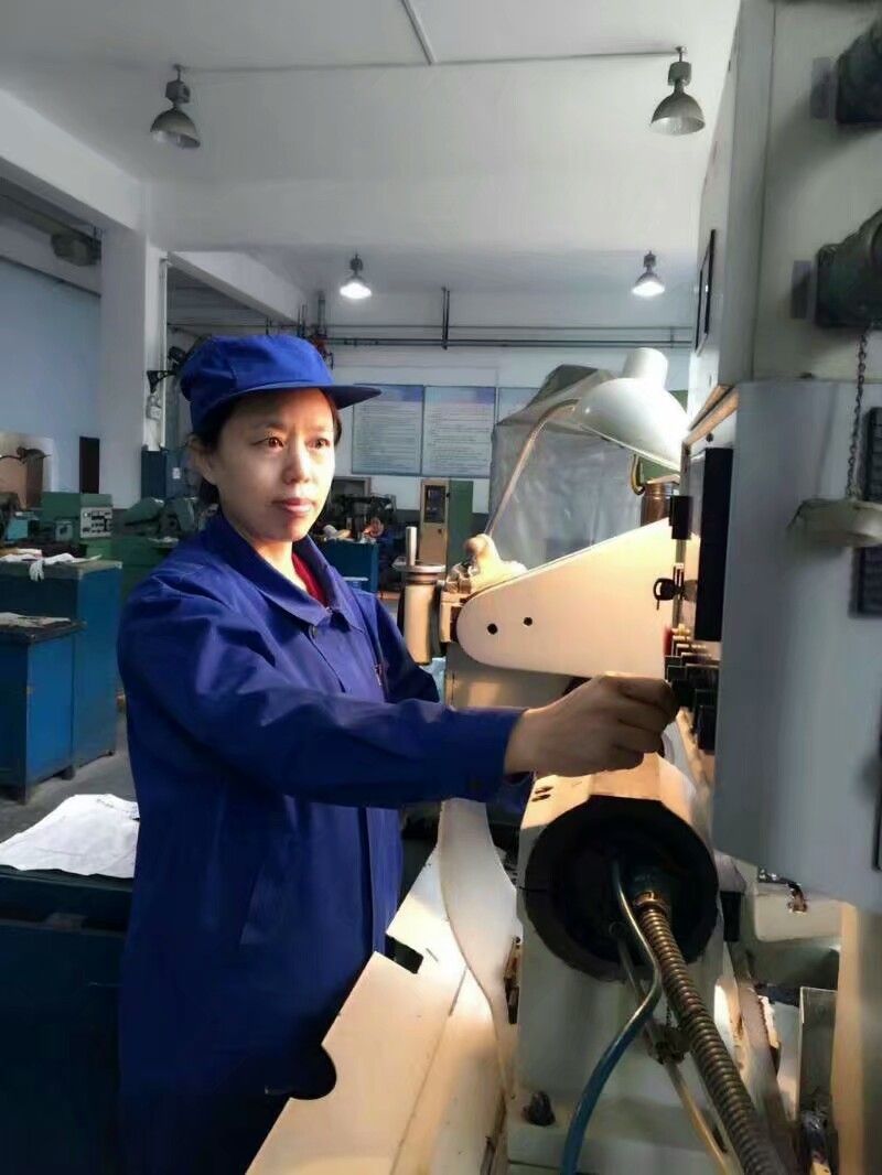 这个女匠人干起活来，厂里男匠人只能旁边看