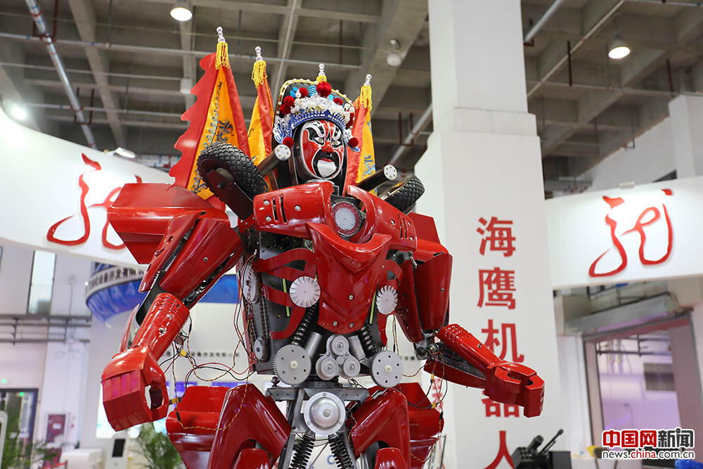北京,记者提前探营2017世界机器人大会,图为京剧脸谱的变形金刚