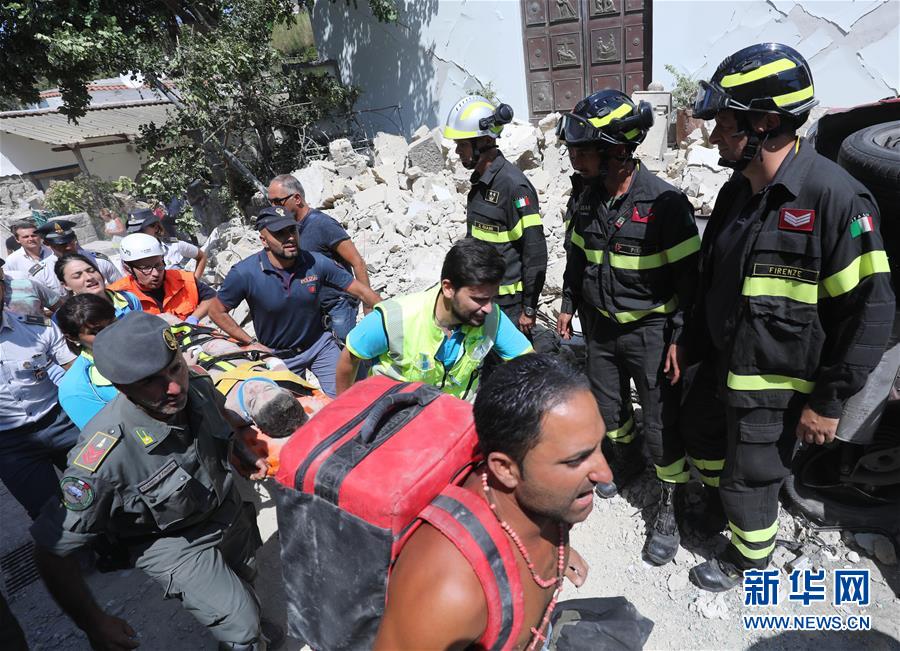 8月22日，在意大利伊斯基亚岛，救援人员救出一名儿童。