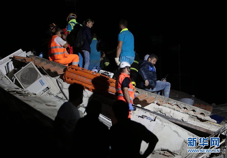 8月22日，在意大利伊斯基亚岛，救援人员在废墟上搜救。