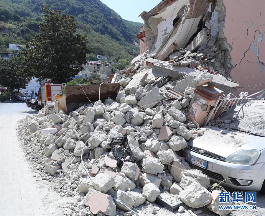 这是8月22日在意大利伊斯基亚岛拍摄的因地震受损的房屋。