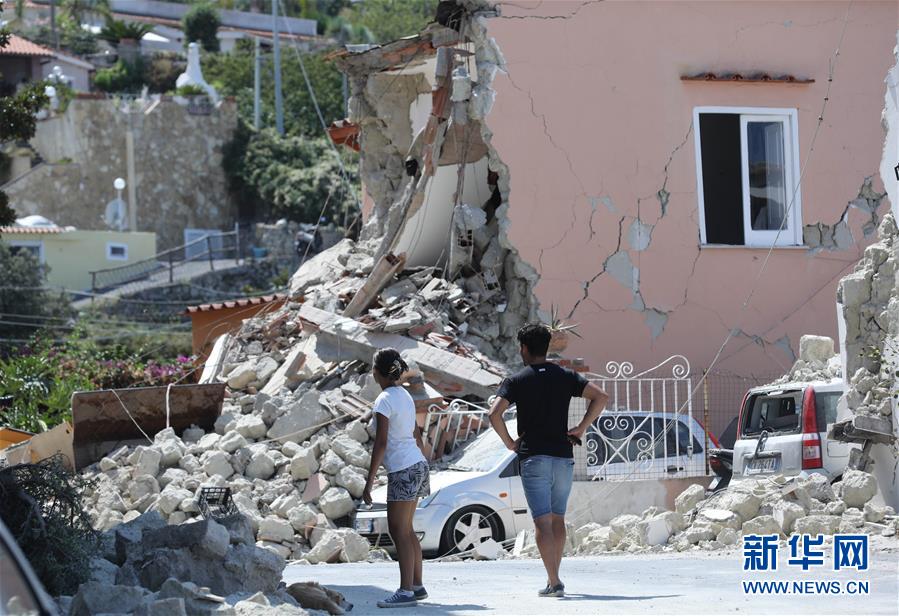 这是8月22日在意大利伊斯基亚岛拍摄的因地震受损的房屋。