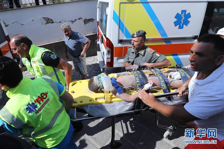 8月22日，在意大利伊斯基亚岛，救援人员救出一名儿童。