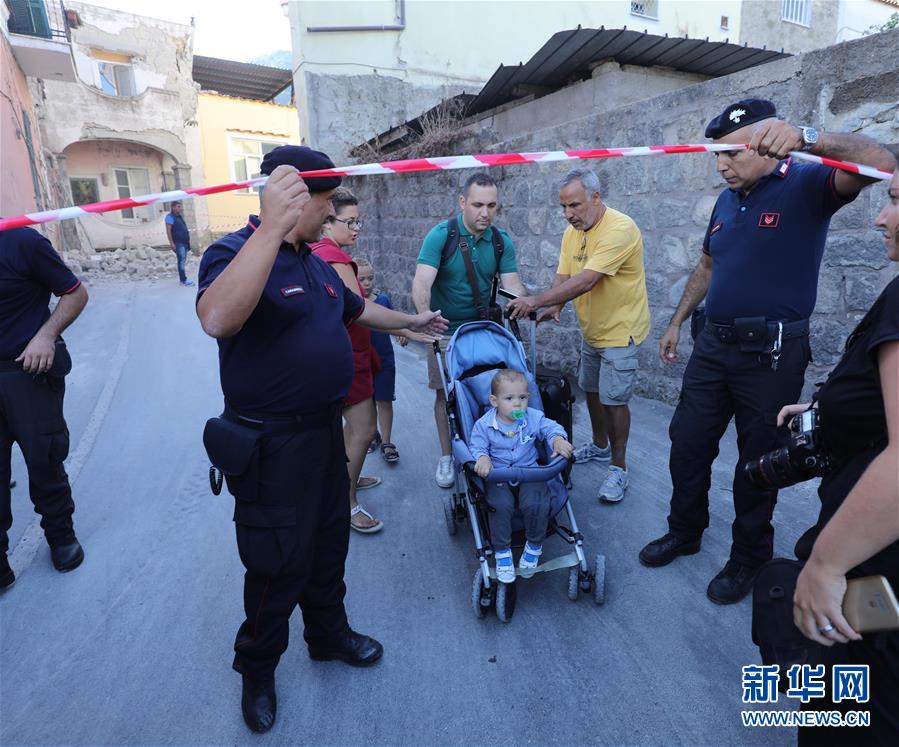 8月22日，在意大利伊斯基亚岛，救援人员疏散群众。