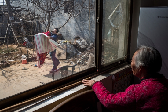 进城打工夫妇生活百态：爸爸未缴社保忧女儿入学难