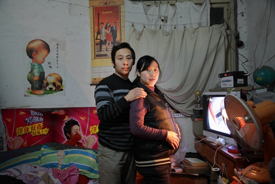 进城打工夫妇生活百态：爸爸未缴社保忧女儿入学难