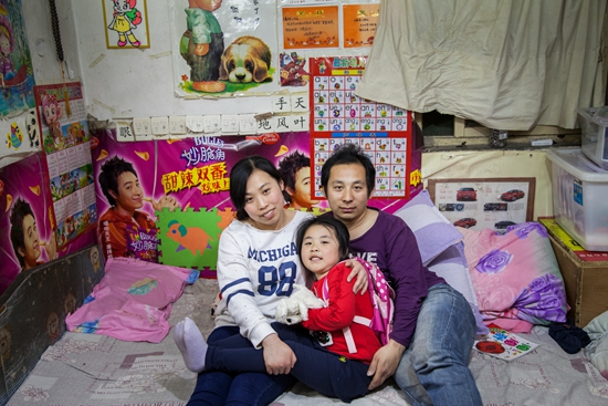 进城打工夫妇生活百态：爸爸未缴社保忧女儿入学难