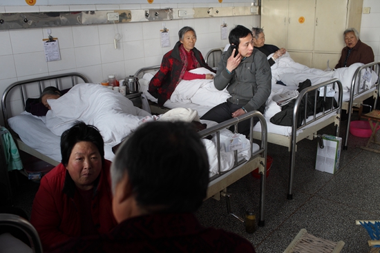 进城打工夫妇生活百态：爸爸未缴社保忧女儿入学难