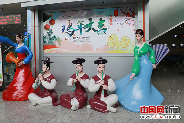 车站大厅内的朝鲜人物雕塑。中国网记者 唐佳蕾/摄