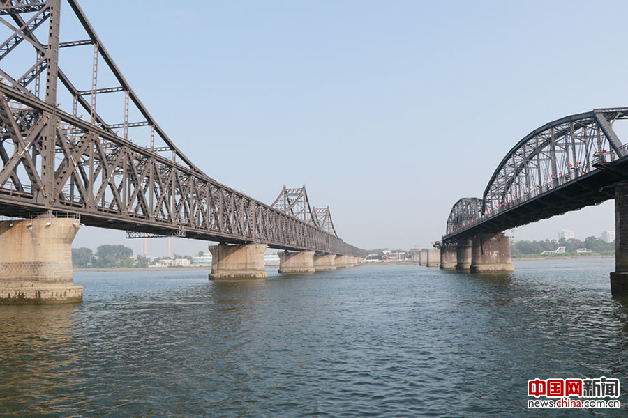 中朝友谊桥和旁边的断桥。中国网记者 唐佳蕾 摄