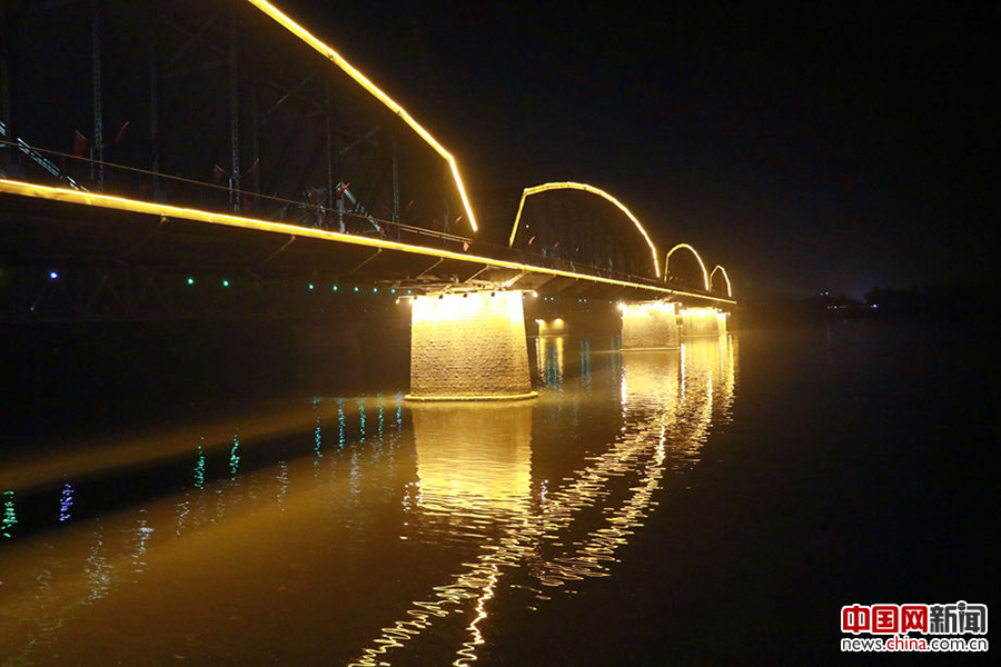 中朝友谊桥夜景。中国网记者 唐佳蕾 摄