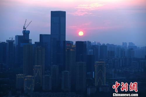 资料图为重庆高楼。中新社记者 陈超摄 