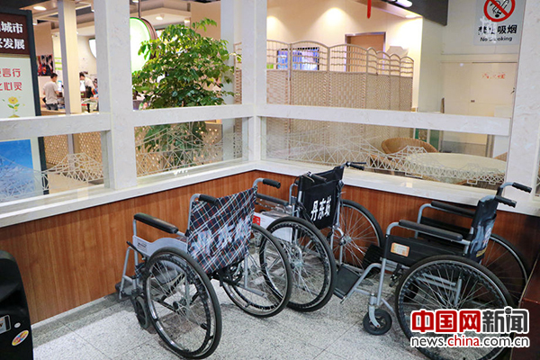 服务区内为行动不便的旅客提供的轮椅。中国网记者 唐佳蕾 摄
