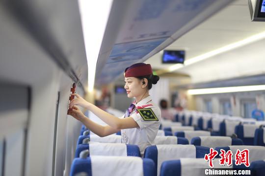 “新晋”列车长包娜的暑运“首秀”