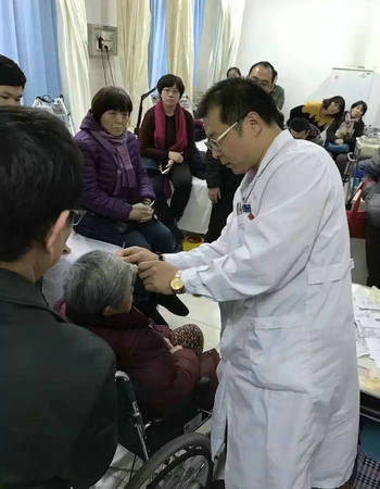 董峰為一位患者施針（圖片來源：網路）