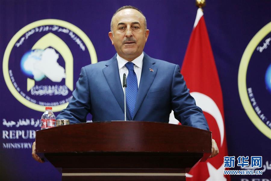 8月23日，在伊拉克首都巴格达，到访的土耳其外长恰武什奥卢在新闻发布会上致辞。