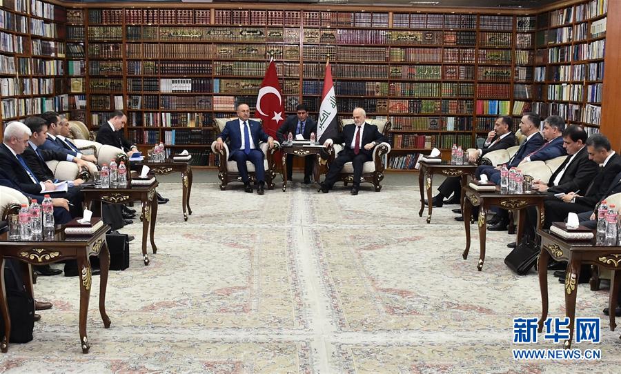 8月23日，伊拉克外长贾法里（右六）在首都巴格达会见到访的土耳其外长恰武什奥卢。