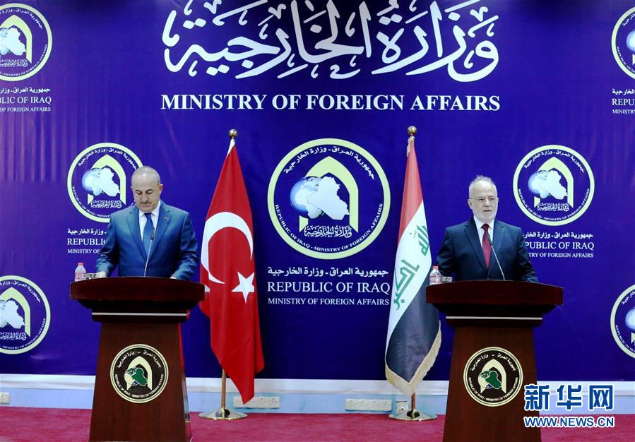 8月23日，在伊拉克首都巴格达，到访的土耳其外长恰武什奥卢（左）同伊拉克外长贾法里出席新闻发布会。