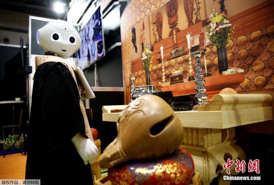 東京國際殯葬展會舉行 機器人主持葬禮引圍觀