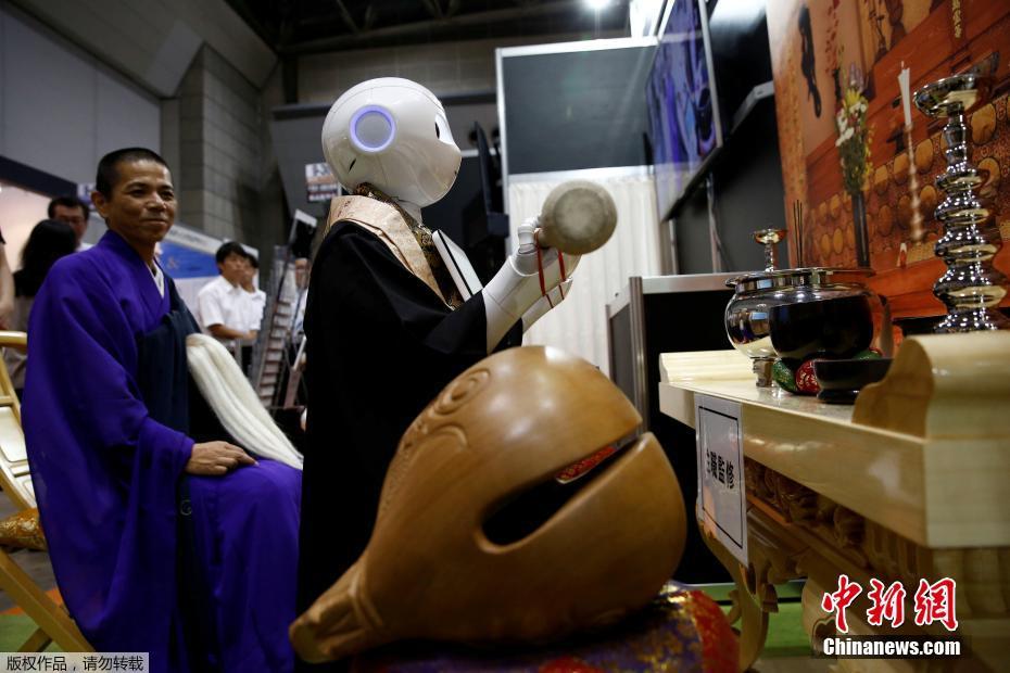 東京國際殯葬展會舉行 機器人主持葬禮引圍觀